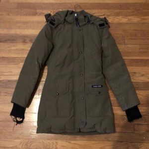 Women’s Canada Goose coat with fur neck liner size XS